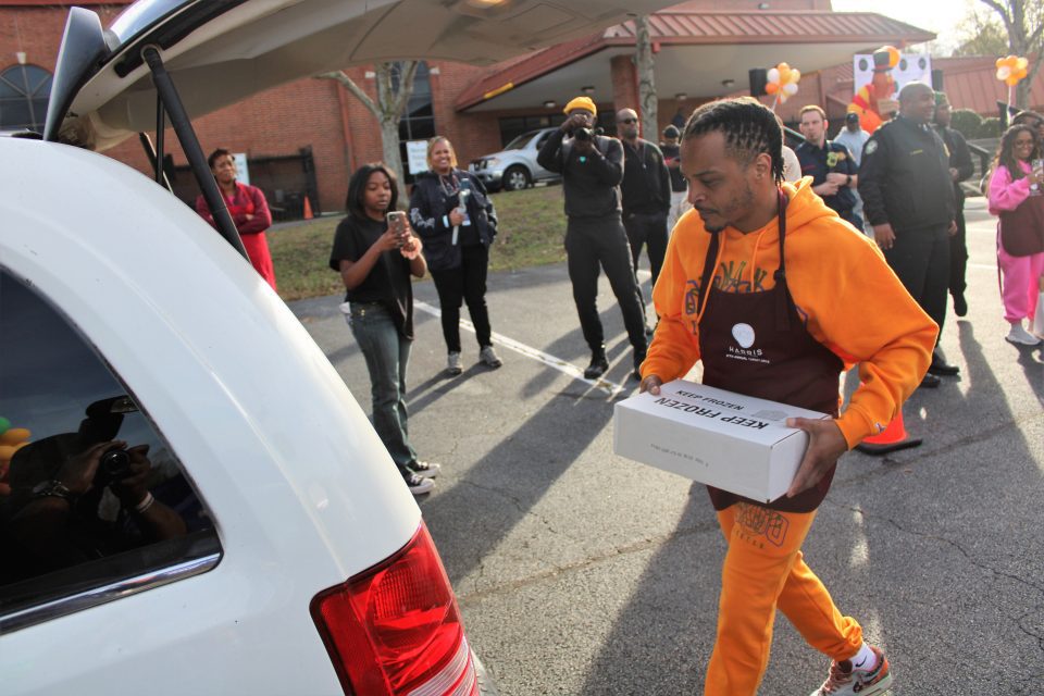 T.I., Tiny Harris and Atlanta Mayor Dickens give away turkeys (photos)