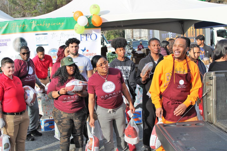 T.I., Tiny Harris and Atlanta Mayor Dickens give away turkeys (photos)