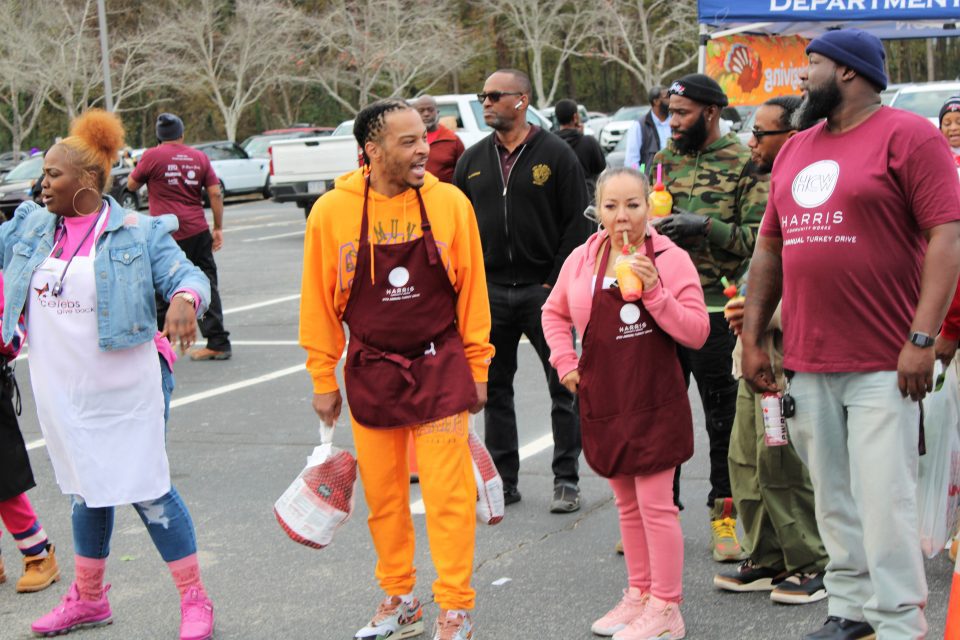 T.I., Tiny Harris and Atlanta Mayor Dickens give away turkeys (photos)