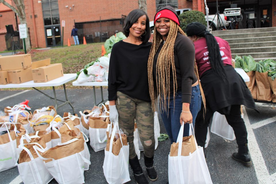 T.I., Tiny Harris and Atlanta Mayor Dickens give away turkeys (photos)