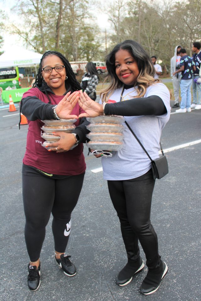 T.I., Tiny Harris and Atlanta Mayor Dickens give away turkeys (photos)