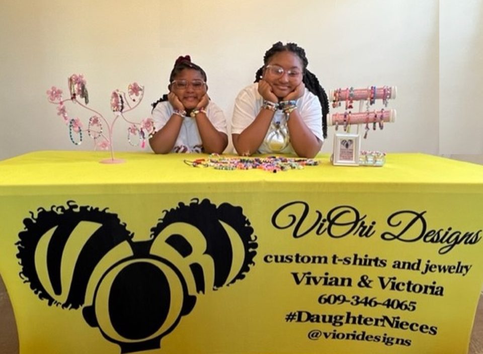 2 young siblings create custom jewelry to express themselves