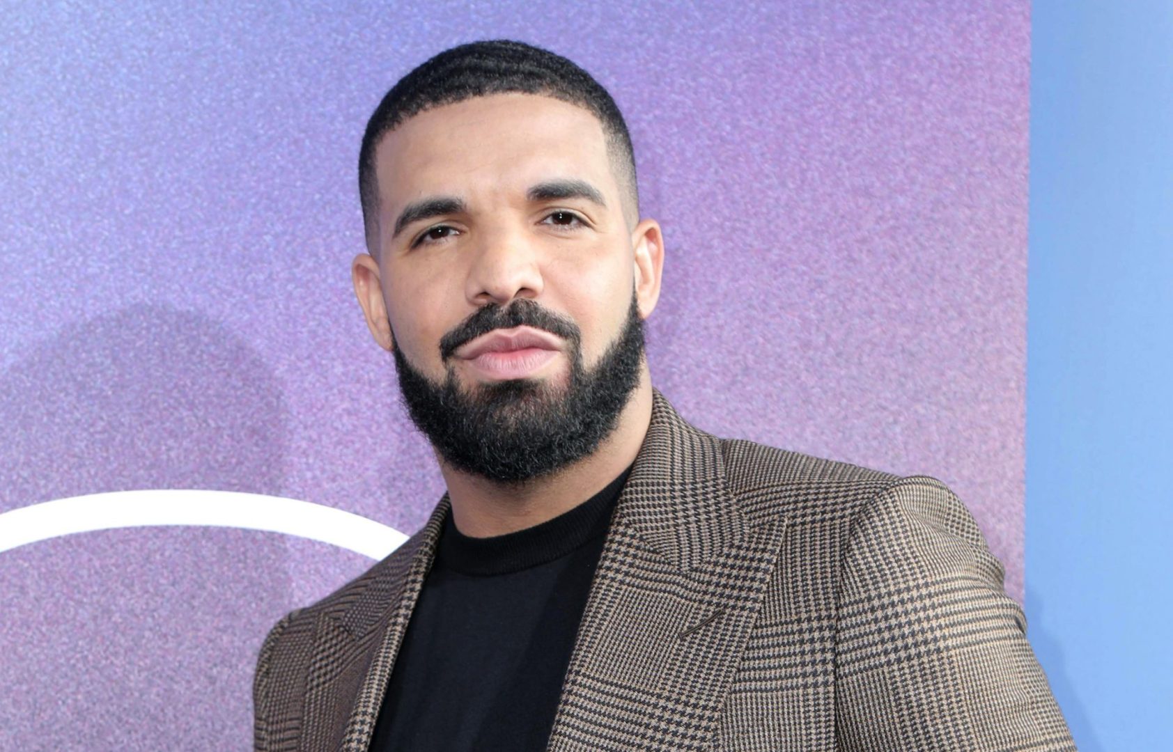 Drake clowned by fans for 'Minnie Mouse' look (photos)