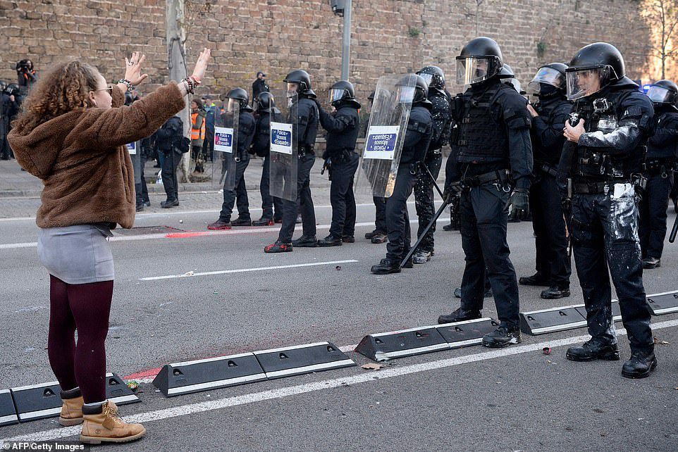 Separatist protesters block roads and scuffle with police in Barcelona |  Daily Mail Online