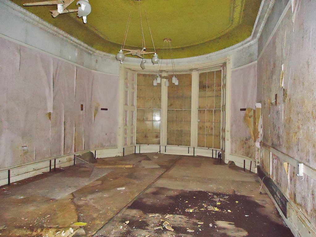 The dilapidated state of Roswarne House when it was taken over by Elizabeth and Reg Price. (Elizabeth and Reg Price via SWNS)