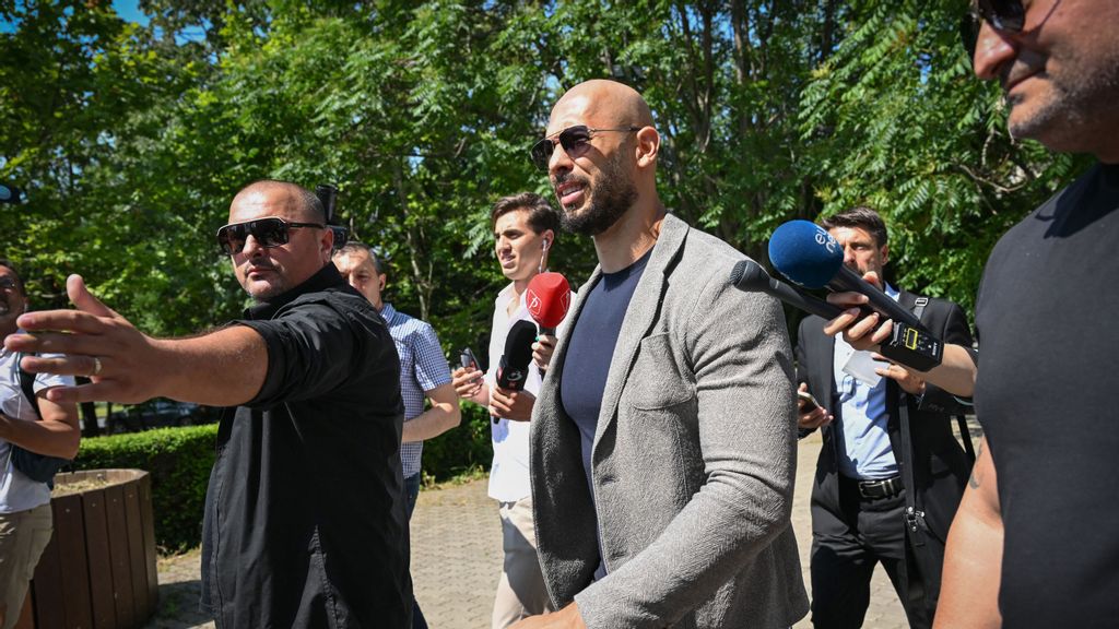 Controversial influencer Andrew Tate (C) arrives at the Municipal Court of Bucharest, Romania, on June 21, 2023. Tate had said he would train Elon Musk in a cage fight against Meta CEO Mark Zuckerberg. (Photo by Daniel MIHAILESCU / AFP) (Photo by DANIEL MIHAILESCU/AFP via Getty Images)
