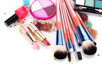 Make-up,Brushes,In,Holder,And,Cosmetics,Isolated,On,White
