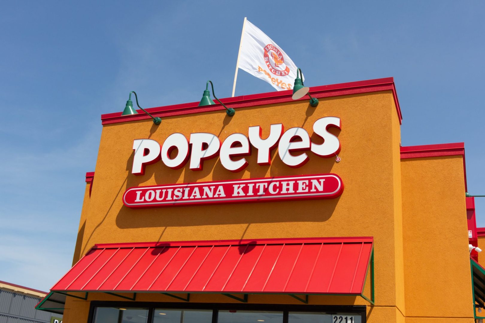 Wrong order? Woman sues Popeyes after 3 employees snatch her hair out