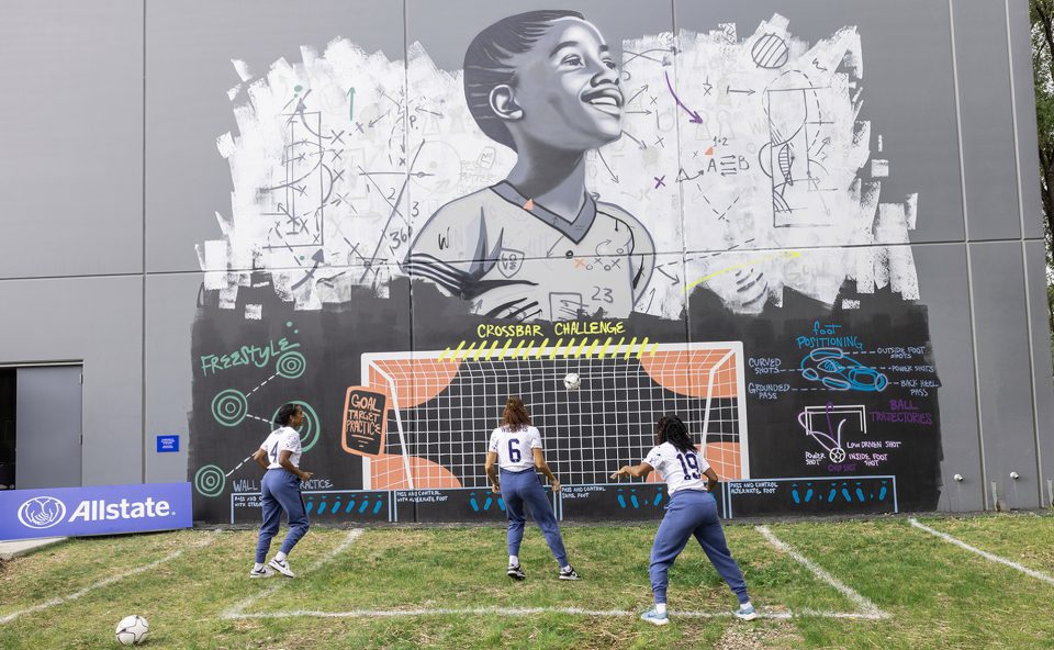 Crystal Dunn, USA women's soccer team unveils new mural in Chicago (photos)