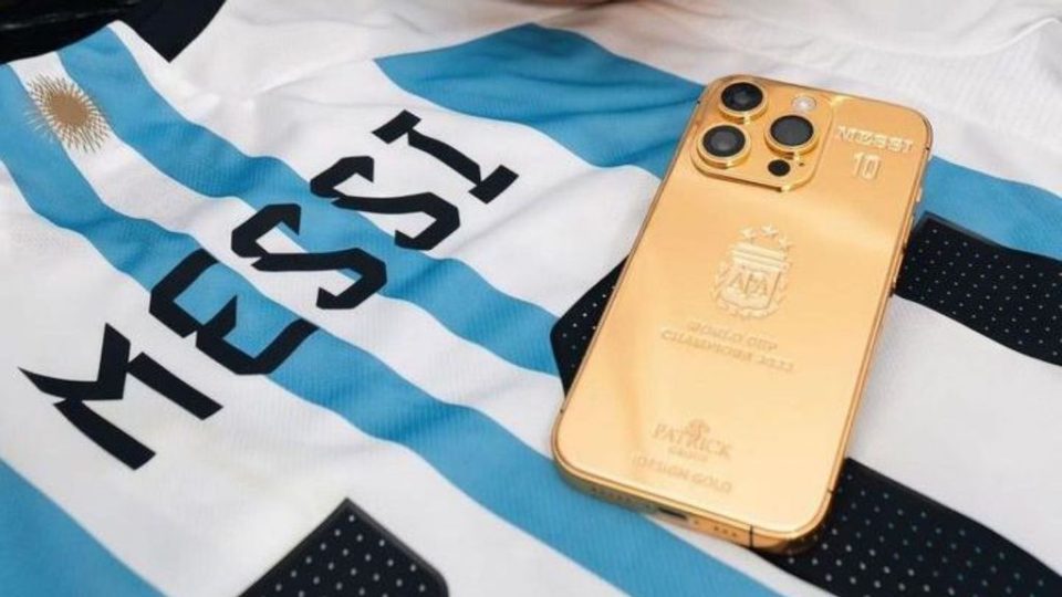 FIFA World Cup 2022 winners Argentina squad edition iPhone 14, a gift from Lionel Messi to each of his teammates in appreciation. Each phone was engraved with the player's name and number, as well as the World Cup logo. IDESIGNGOLD/INSTAGRAM. 