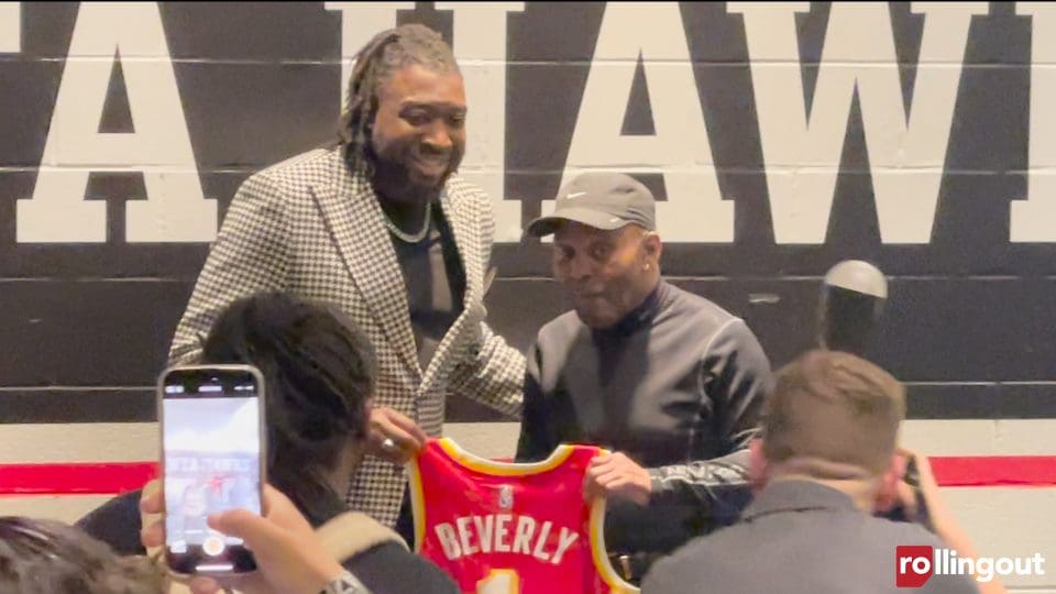 Frankie Beverly receives an Atlanta Hawks jersey