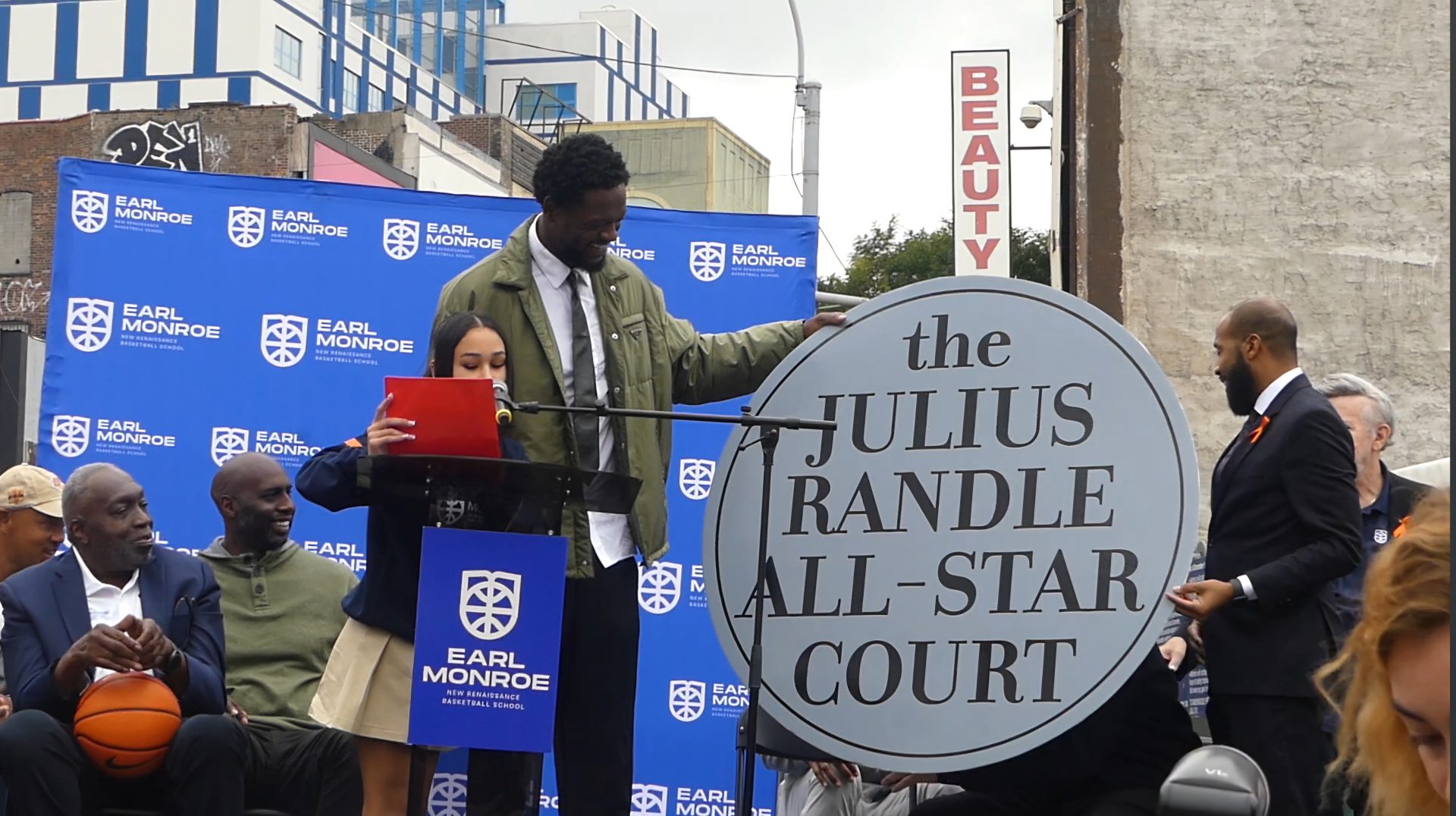 Julius Randle holds sign for "the Julius Randle All-Star Court" (Photo by Derrel Jazz Johnson for rolling out)