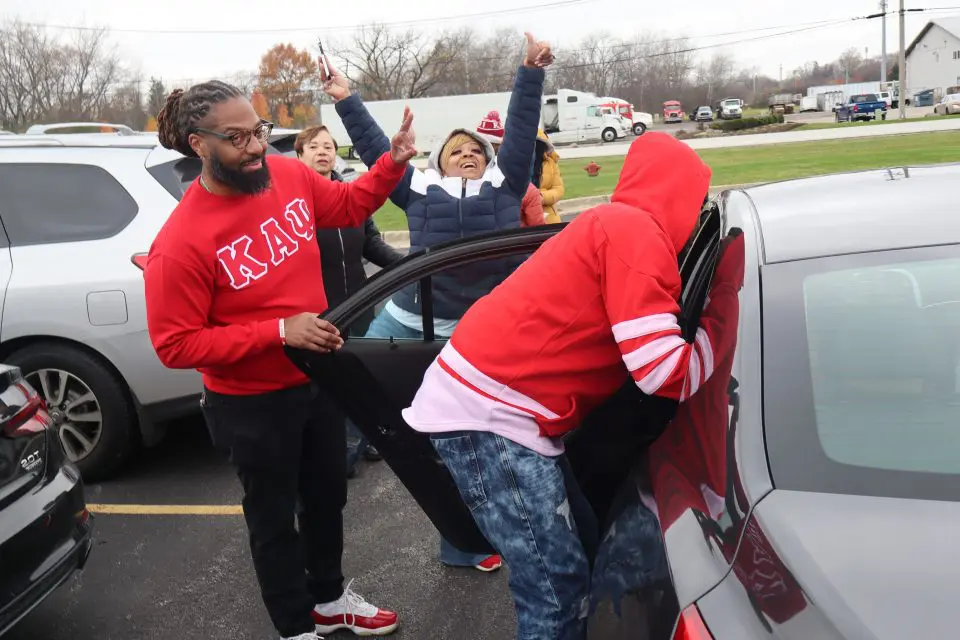 Commissioner Miller, Kappa Alpha Psi unite to give away free holiday turkeys