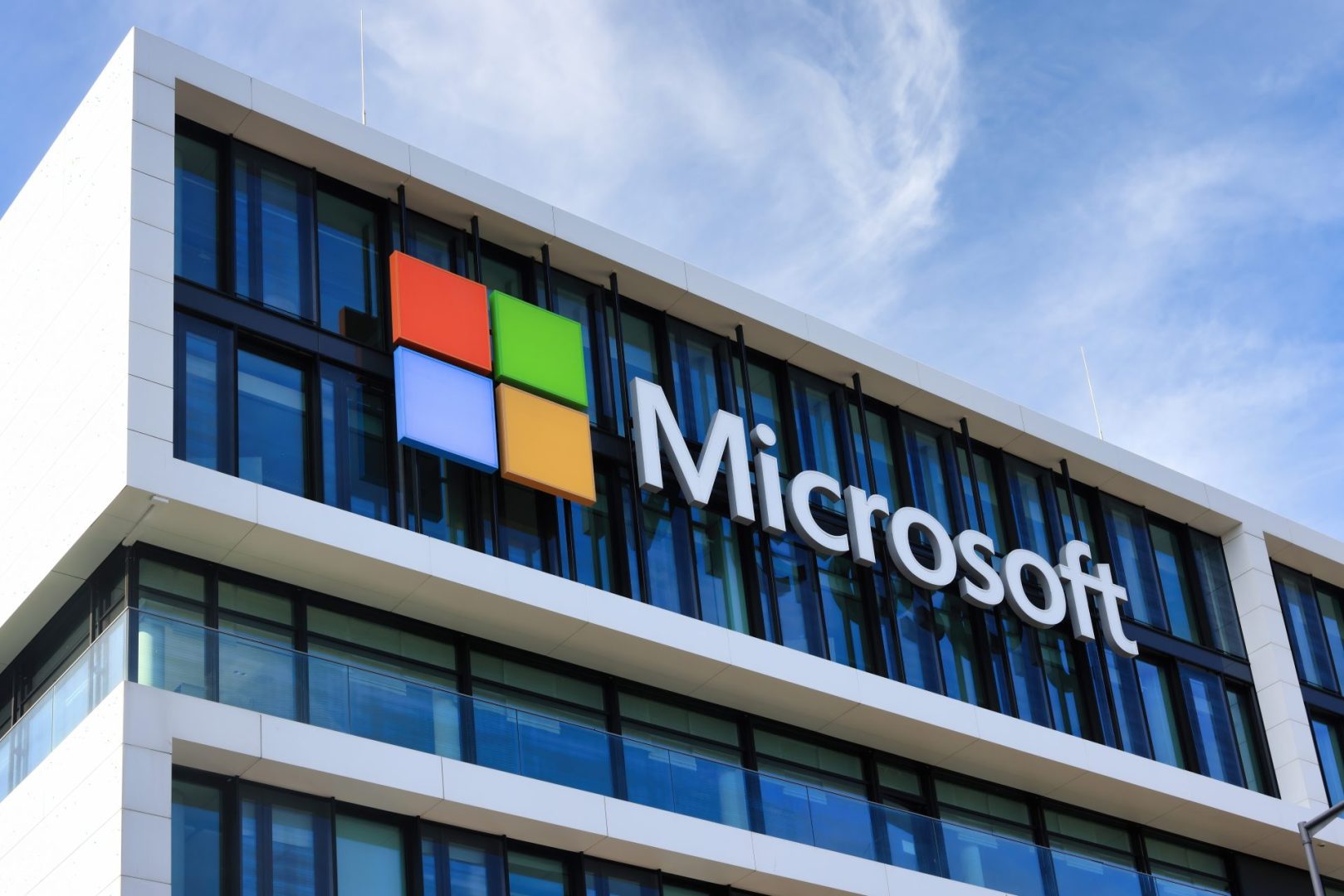 9,000 Microsoft employees