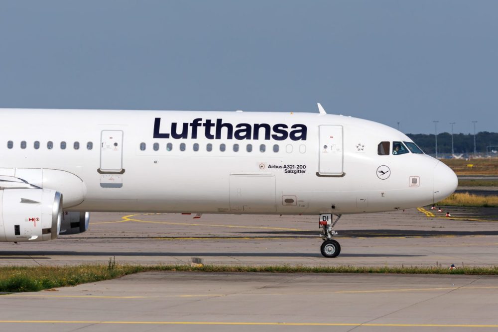 Lufthansa Boeing 787 nose gear collapses at Frankfurt gate