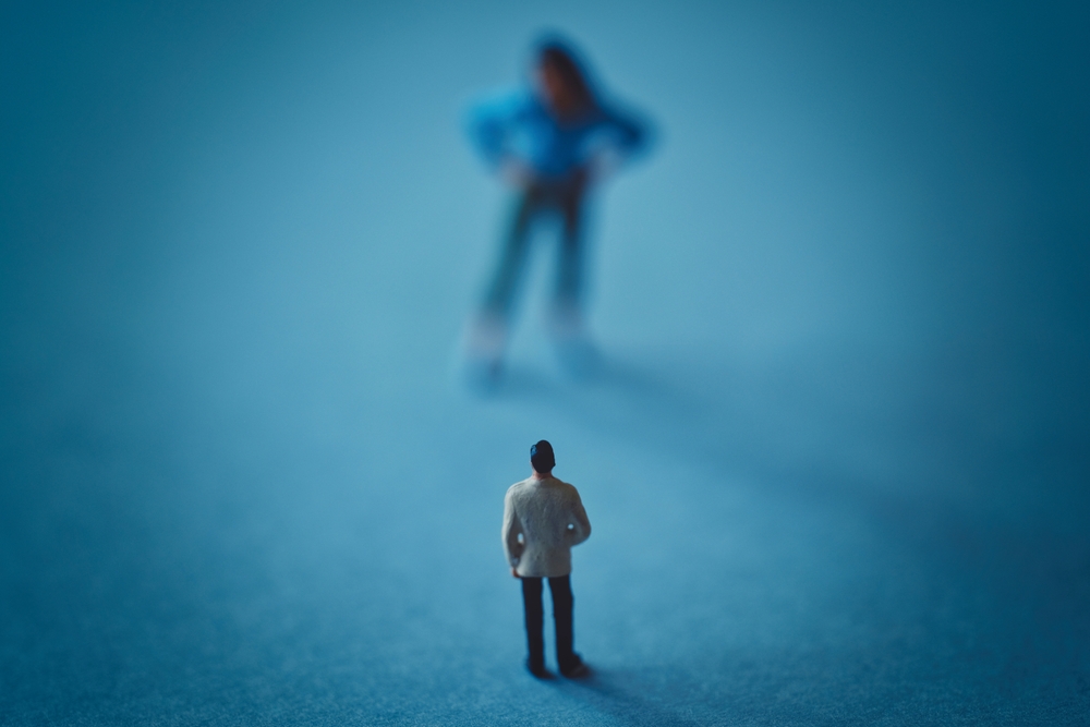 The 9 social cues that mean people fear you