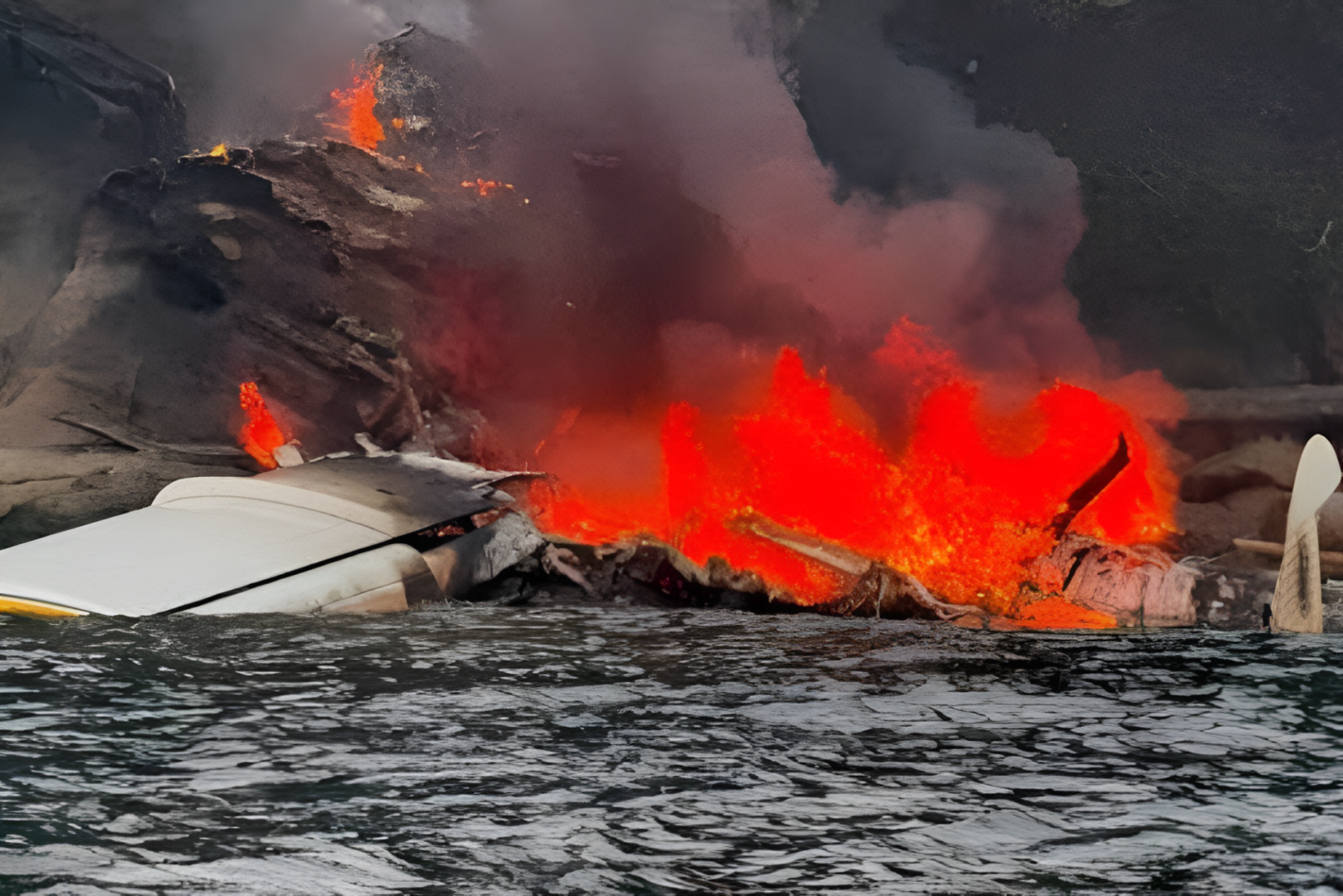 Kenmore Air plane crash leaves one person in critical condition