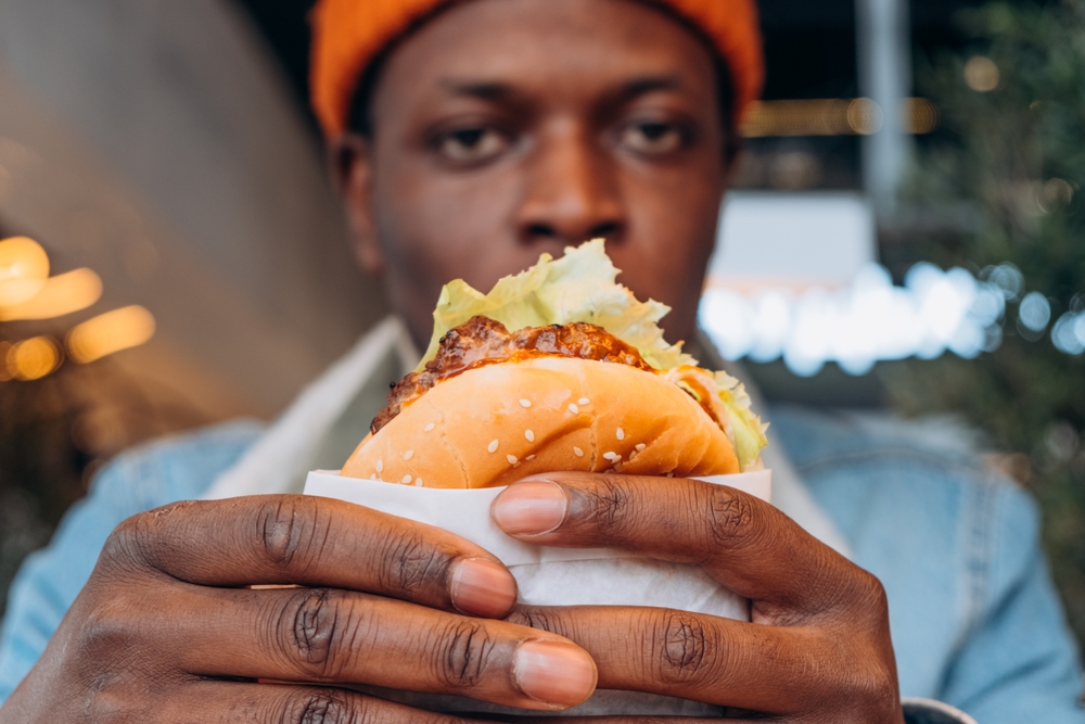 8 signs you might be stress eating instead of enjoying food