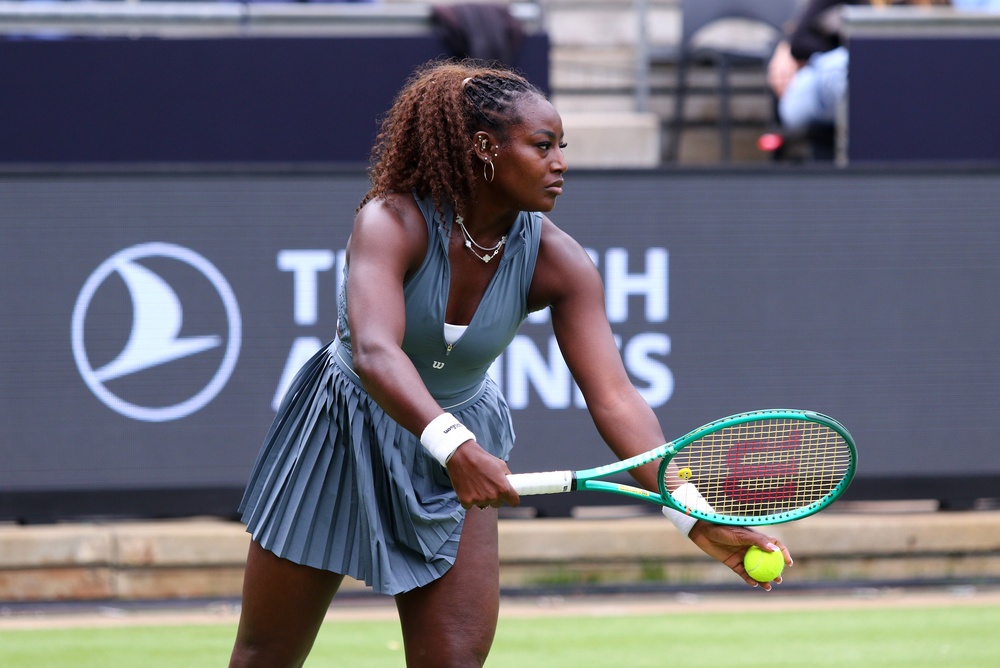Alycia Parks survives Athens scare to reach round two