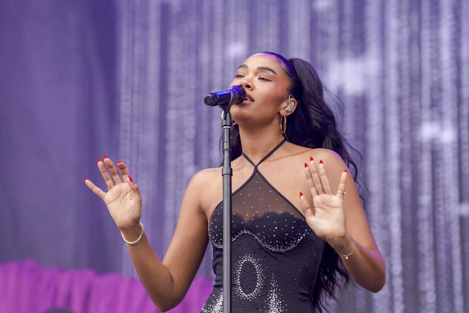 Amber Mark turns an early mic issue into a Lollapalooza moment